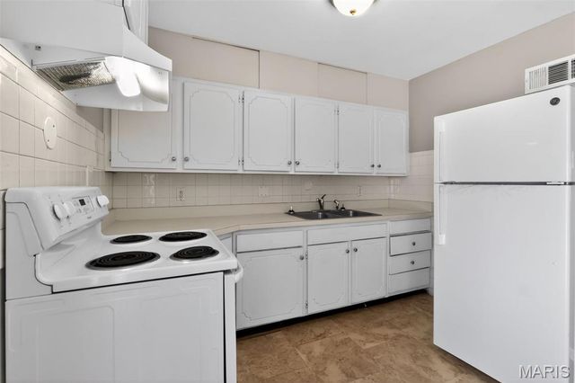 296 Meadowcrest Drive, St Louis, MO 63135