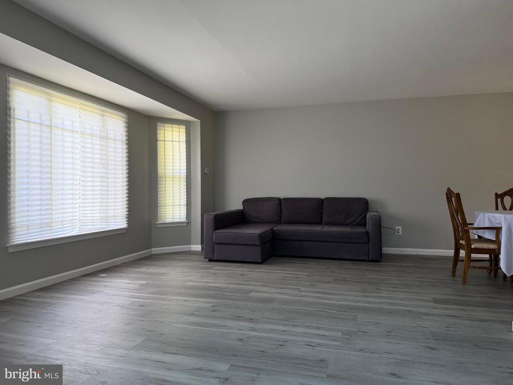 Image 10 of property listing at 2016 CASCADE RD, Silver Spring, MD 20902