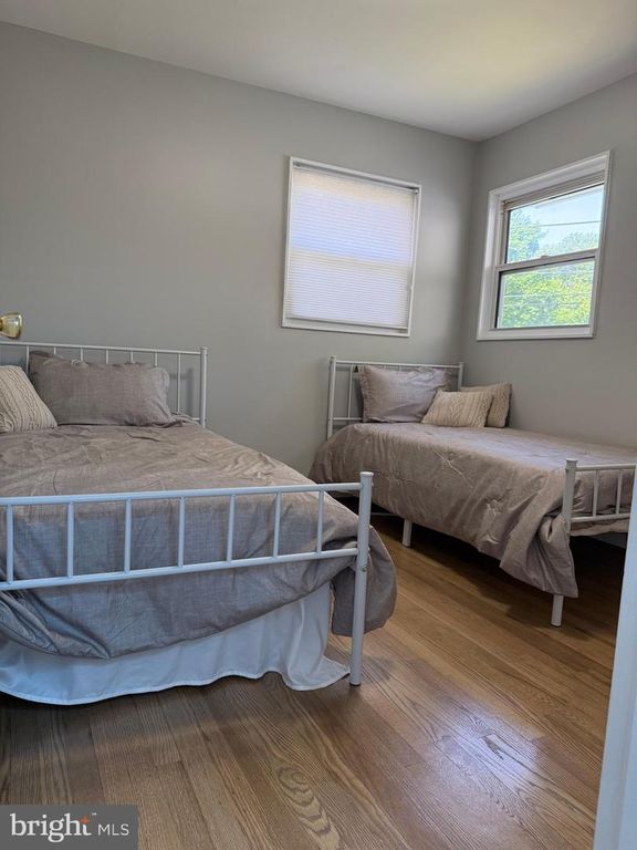 Image 14 of property listing at 2016 CASCADE RD, Silver Spring, MD 20902