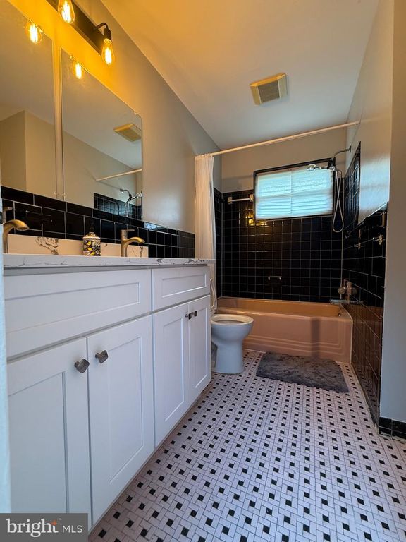 Image 18 of property listing at 2016 CASCADE RD, Silver Spring, MD 20902