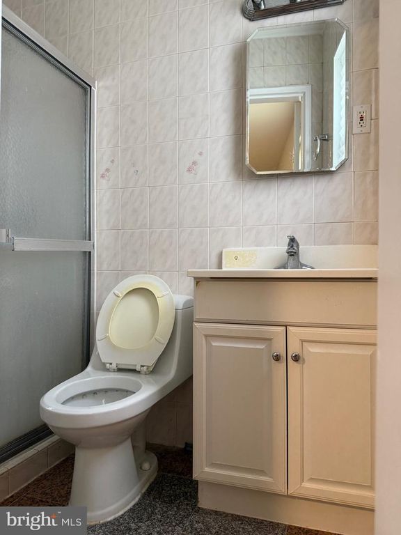 Image 19 of property listing at 2016 CASCADE RD, Silver Spring, MD 20902