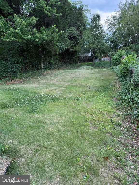 Image 21 of property listing at 2016 CASCADE RD, Silver Spring, MD 20902