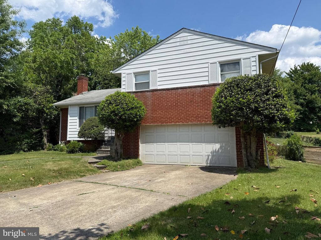 Image 4 of property listing at 2016 CASCADE RD, Silver Spring, MD 20902