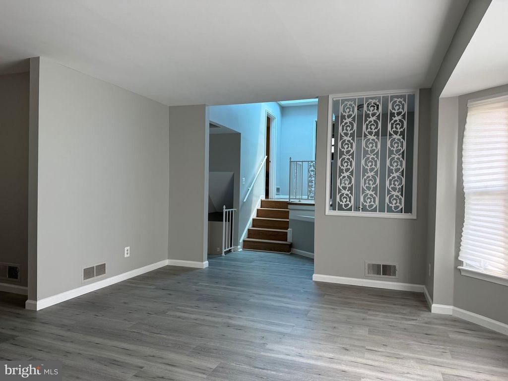 Image 8 of property listing at 2016 CASCADE RD, Silver Spring, MD 20902