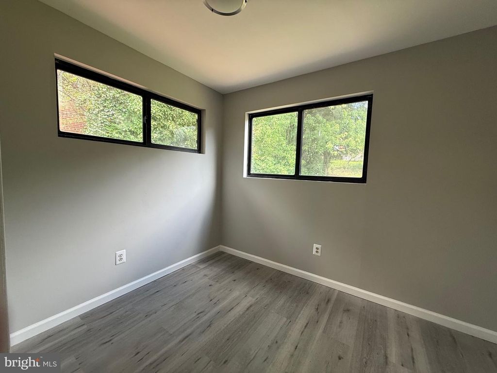 Image 9 of property listing at 2016 CASCADE RD, Silver Spring, MD 20902