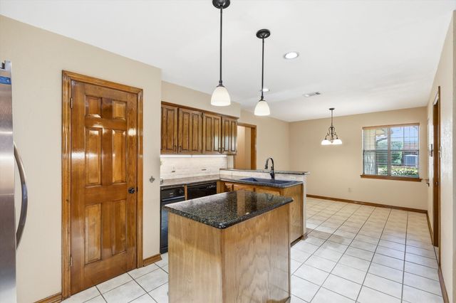 3813 Cambridge Circle W, Bedford, TX 76021