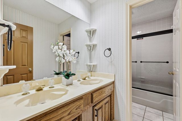3813 Cambridge Circle W, Bedford, TX 76021