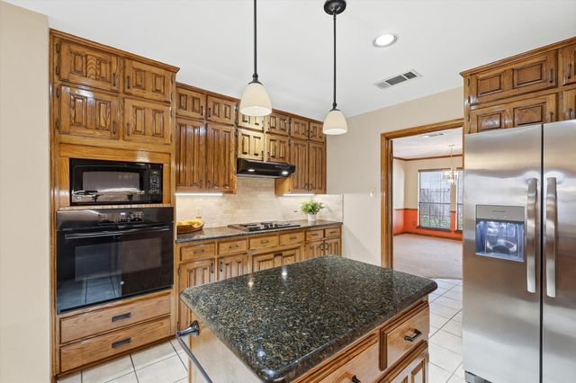 3813 Cambridge Circle W, Bedford, TX 76021