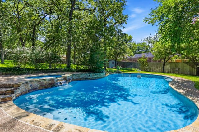 3813 Cambridge Circle W, Bedford, TX 76021