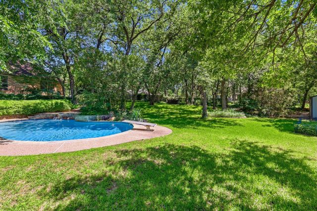 3813 Cambridge Circle W, Bedford, TX 76021