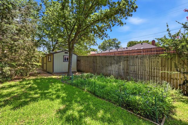 3813 Cambridge Circle W, Bedford, TX 76021