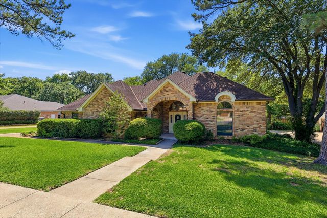 3813 Cambridge Circle W, Bedford, TX 76021