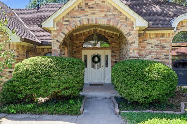 3813 Cambridge Circle W, Bedford, TX 76021