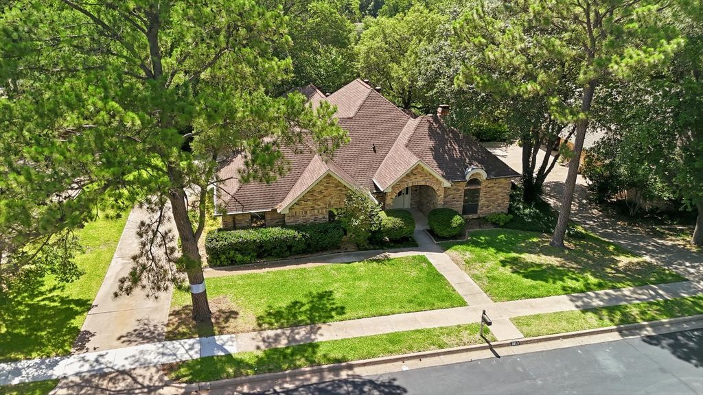 3813 Cambridge Circle W, Bedford, TX 76021