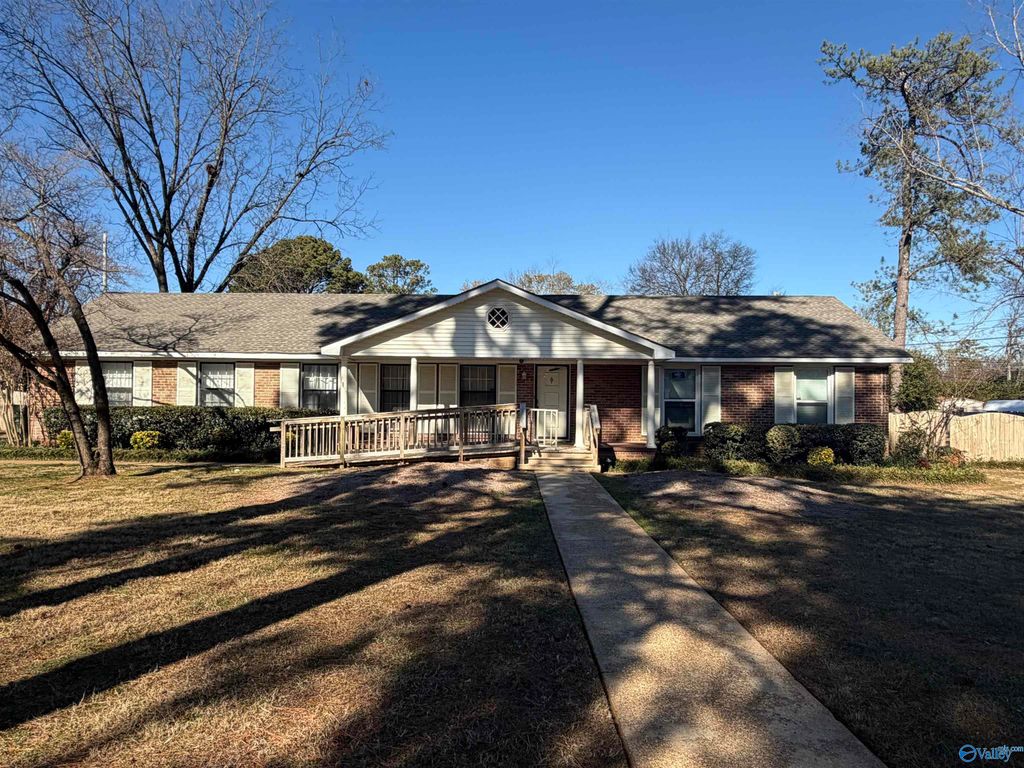 1303 Club View Drive NW, Huntsville, AL 35816