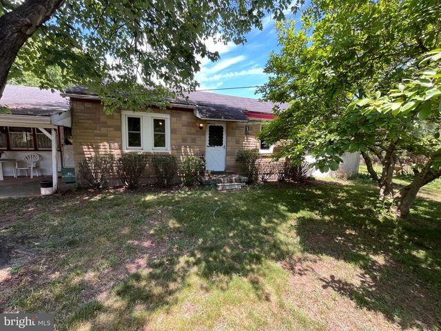1033 WALT RD, Pennsburg, PA 18073