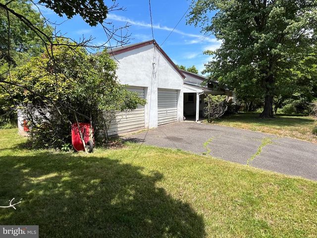 1033 WALT RD, Pennsburg, PA 18073