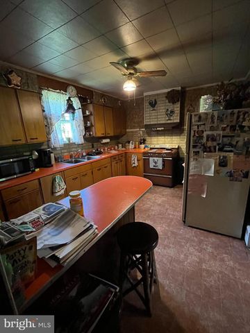 1033 WALT RD, Pennsburg, PA 18073