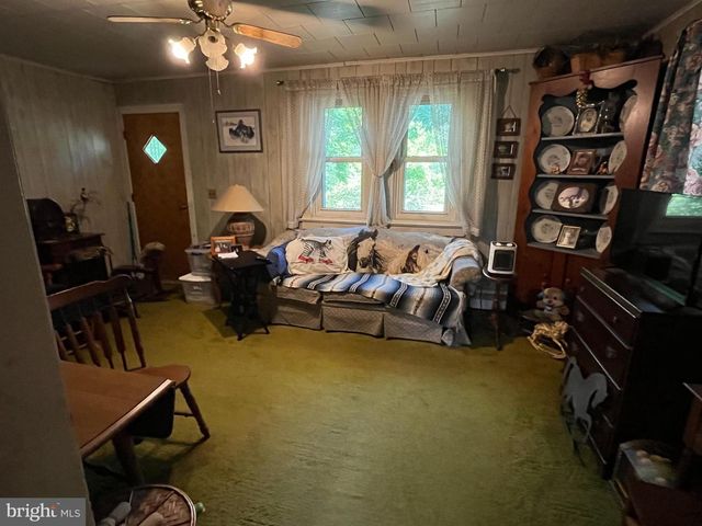 1033 WALT RD, Pennsburg, PA 18073