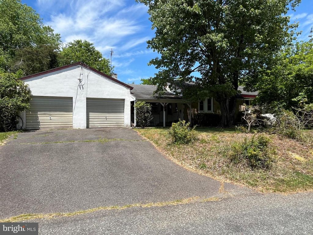 1033 WALT RD, Pennsburg, PA 18073