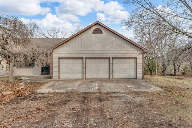 1884 E 978th Road, Lawrence, KS 66049