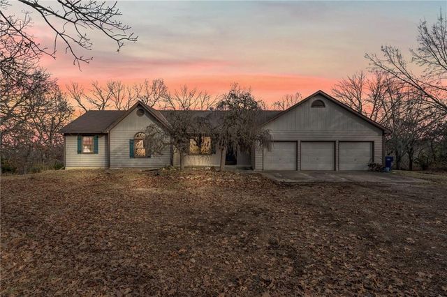 1884 E 978th Road, Lawrence, KS 66049