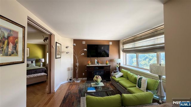 7004 Blvd East 311C, West New York, NJ 07093