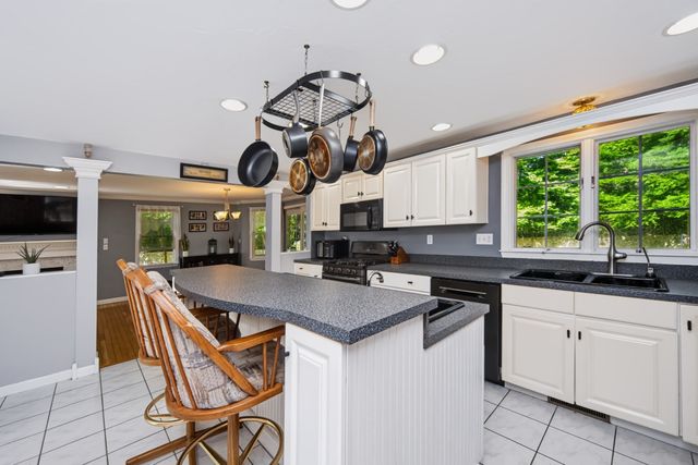 24 Evergreen Rd, Lakeville, MA 02347