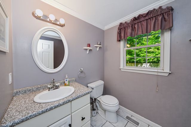 24 Evergreen Rd, Lakeville, MA 02347