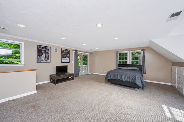 24 Evergreen Rd, Lakeville, MA 02347