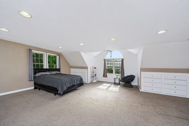 24 Evergreen Rd, Lakeville, MA 02347