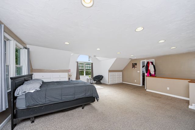 24 Evergreen Rd, Lakeville, MA 02347