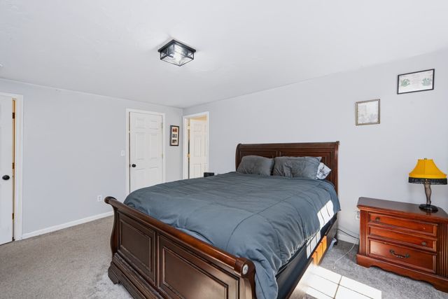 24 Evergreen Rd, Lakeville, MA 02347