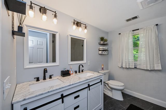 24 Evergreen Rd, Lakeville, MA 02347