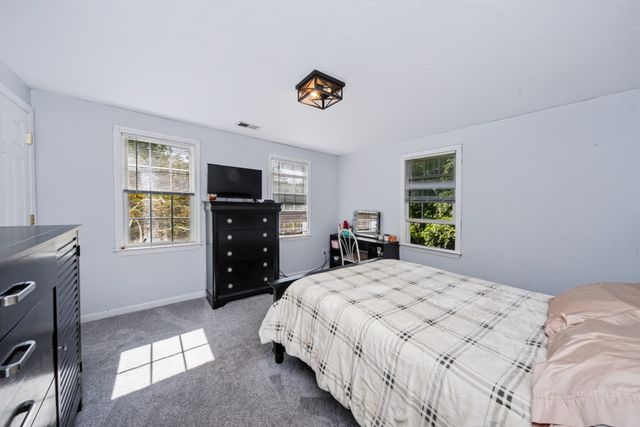 24 Evergreen Rd, Lakeville, MA 02347