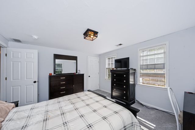24 Evergreen Rd, Lakeville, MA 02347