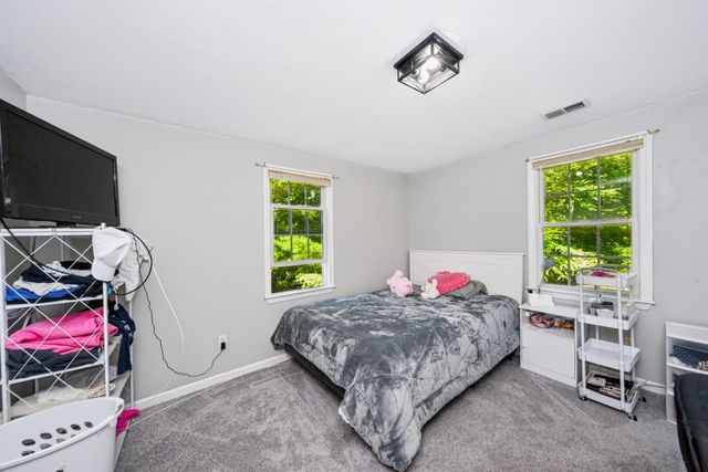 24 Evergreen Rd, Lakeville, MA 02347