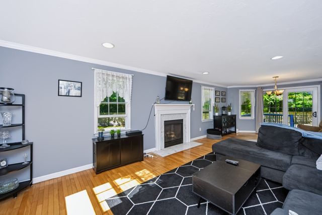 24 Evergreen Rd, Lakeville, MA 02347