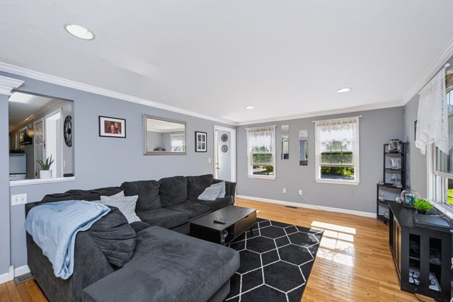 24 Evergreen Rd, Lakeville, MA 02347