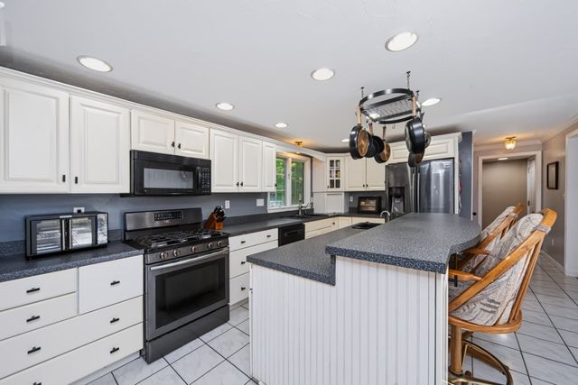 24 Evergreen Rd, Lakeville, MA 02347