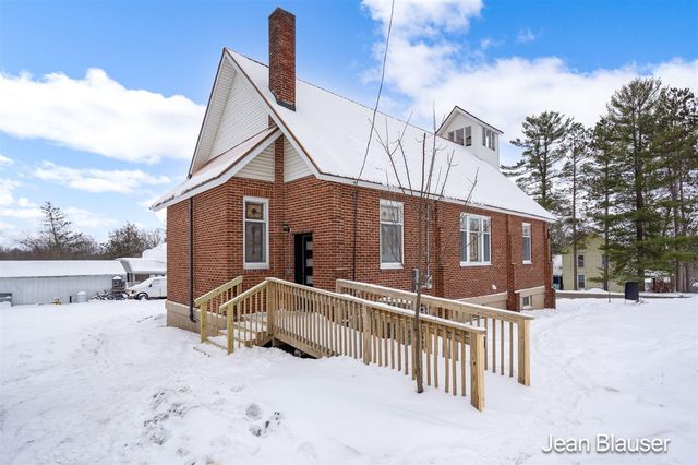 10 1st Street, Stanwood, MI 49346