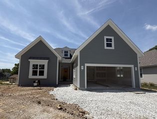 331 Sandy CIRCLE, Pewaukee, WI 53072