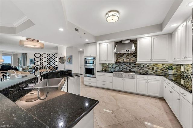 285 Grande WAY 503, Naples, FL 34110