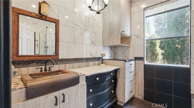 10568 Foothill, Sylmar, CA 91342