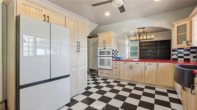 10568 Foothill, Sylmar, CA 91342