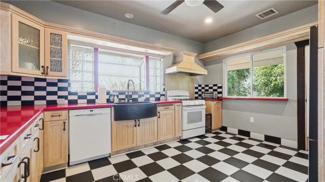 10568 Foothill, Sylmar, CA 91342