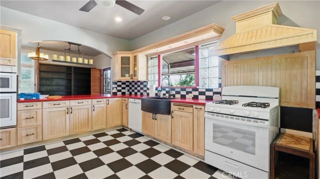 10568 Foothill, Sylmar, CA 91342