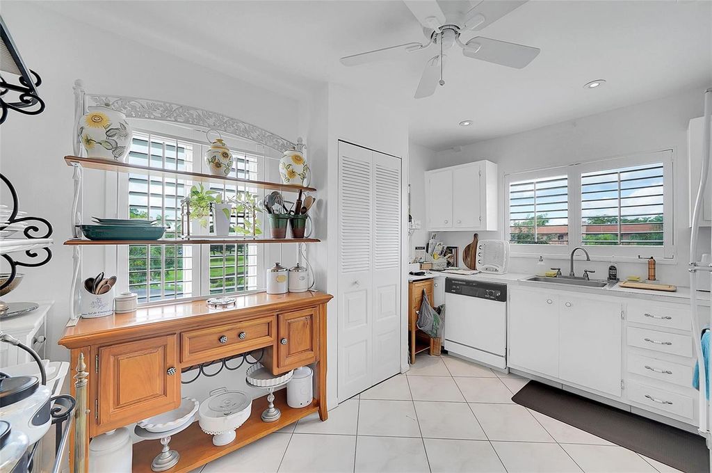 9481 Sunrise Lakes Boulevard 310, Sunrise, FL 33322
