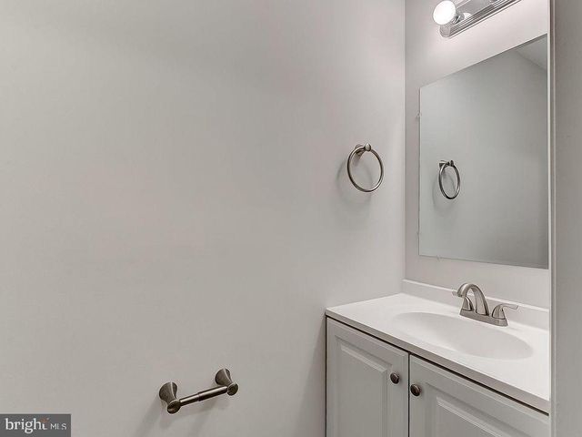 136 WELCOME ALY, Baltimore, MD 21201