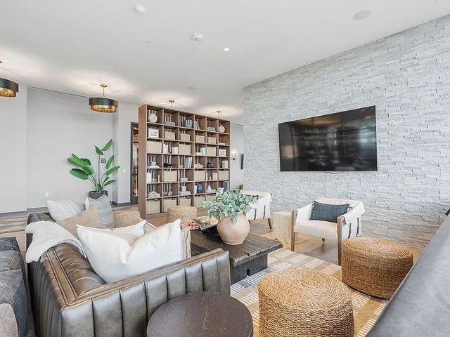 1212 Demonbreun St Apt 2102, Nashville, TN 37203